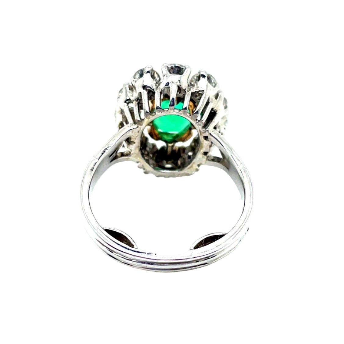 Bague Marguerite en or blanc, platine, émeraude et diamants - Castafiore
