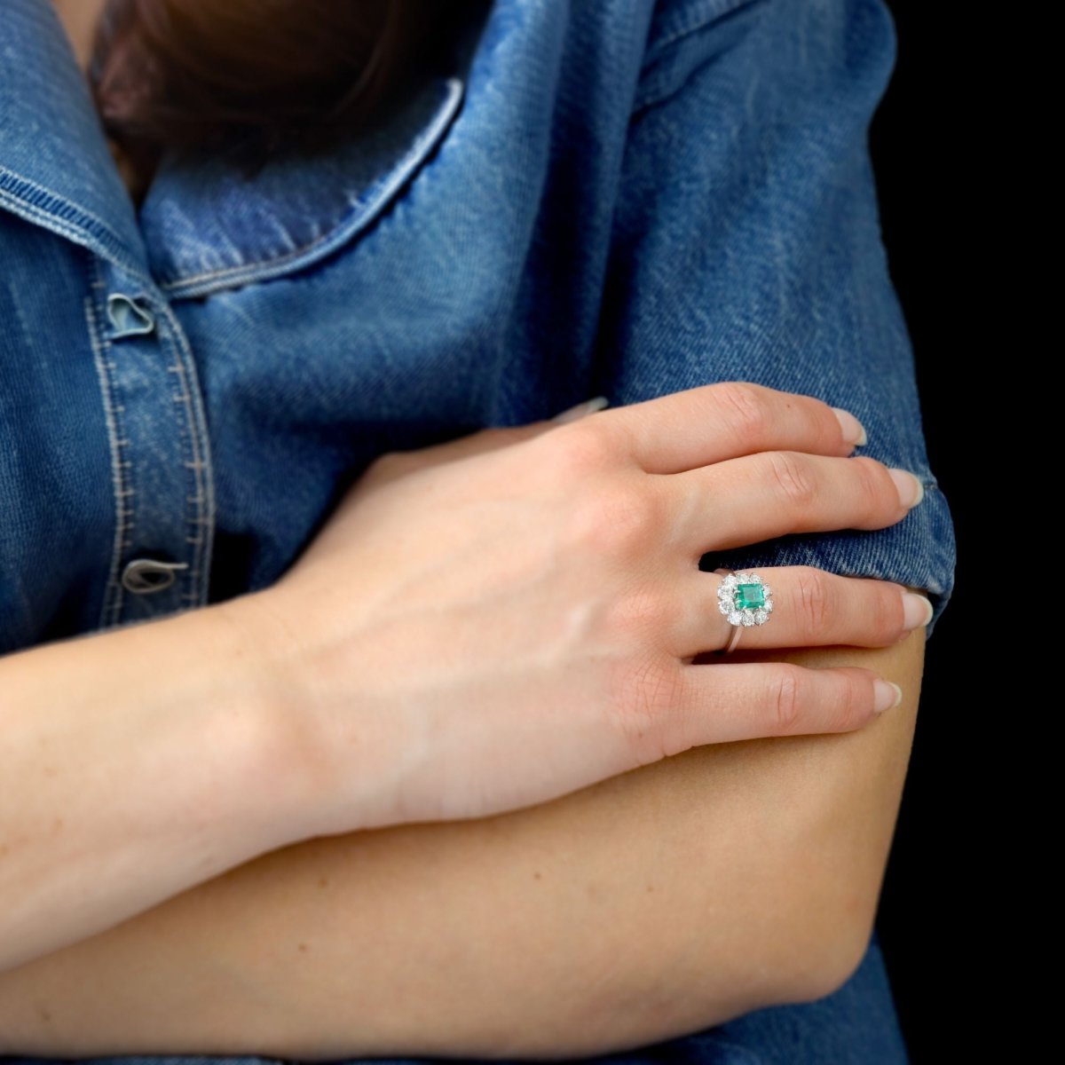 Bague Marguerite en or blanc, platine, émeraude et diamants - Castafiore