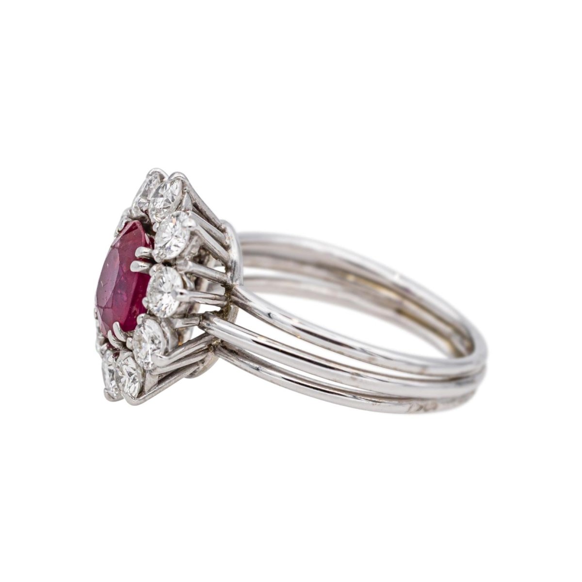 Bague Marguerite en or blanc, platine, rubis et diamants - Castafiore