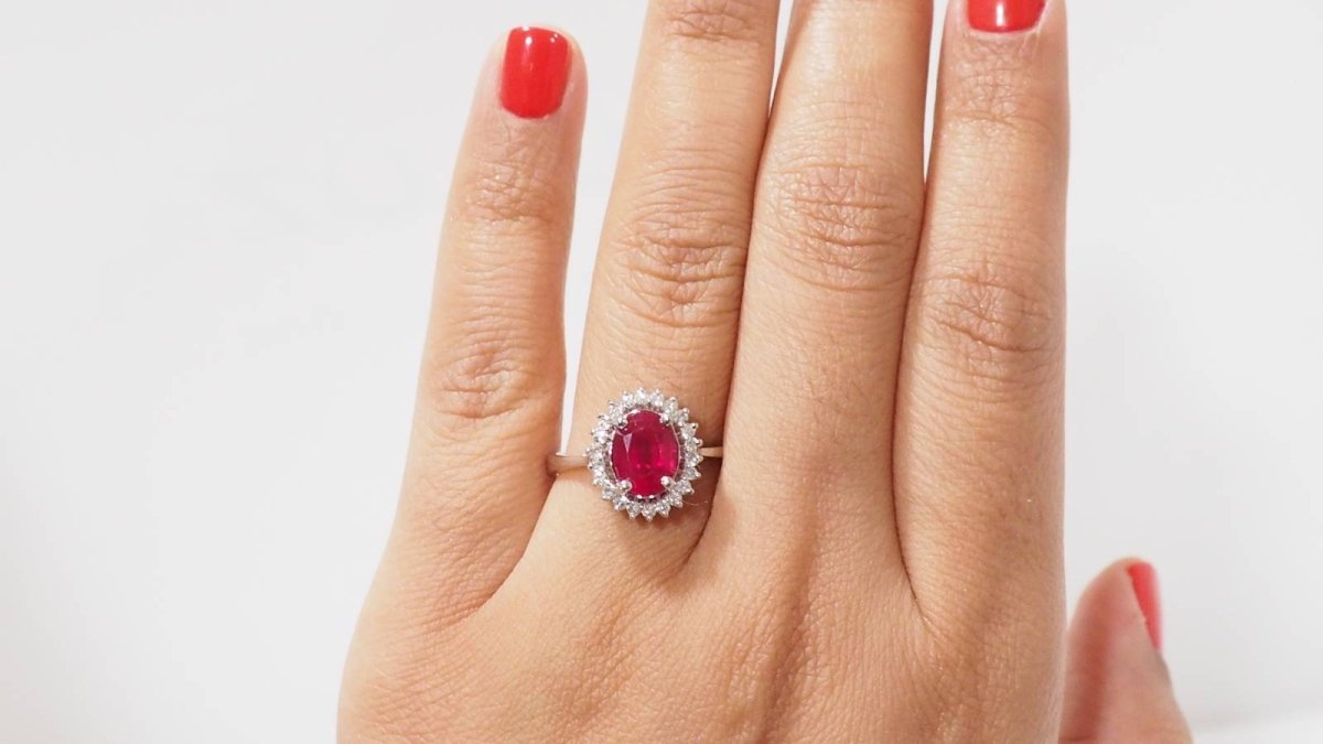 Bague marguerite en or blanc, rubis et diamants - Castafiore