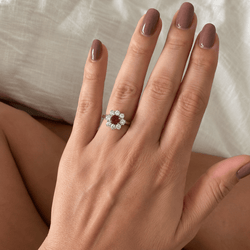 Bague Marguerite en or blanc, rubis et diamants - Castafiore