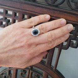 Bague Marguerite en or blanc, saphir, et diamants - Castafiore