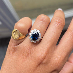 Bague Marguerite en or blanc, saphir et diamants - Castafiore