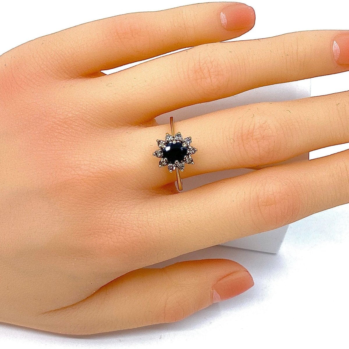 Bague Marguerite en or blanc, saphir et diamants - Castafiore