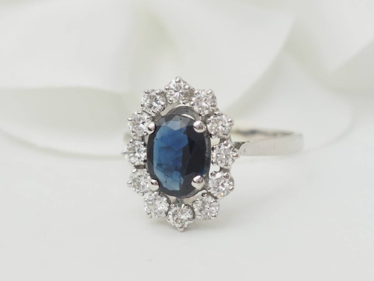 Bague marguerite en or blanc, saphir et diamants - Castafiore
