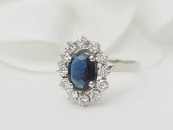 Bague marguerite en or blanc, saphir et diamants - Castafiore