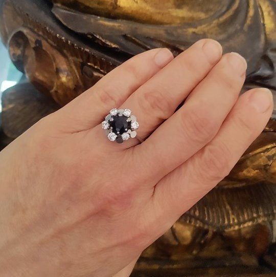 Bague Marguerite en or blanc, saphir, et diamants - Castafiore