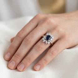 Bague Marguerite en or blanc, saphir et diamants - Castafiore