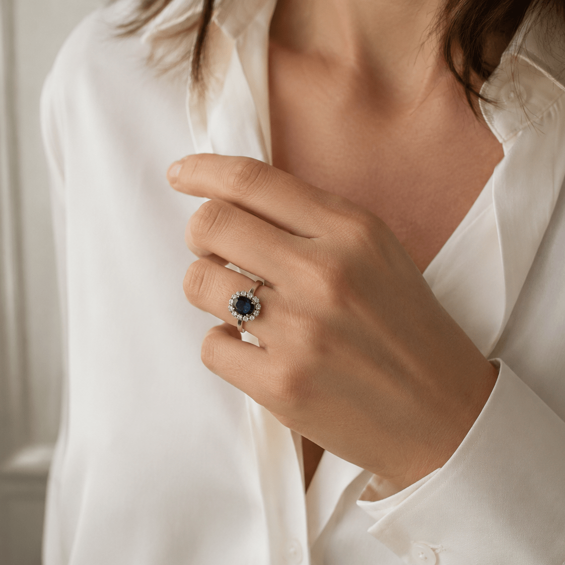 Bague Marguerite en or blanc, saphir, et diamants