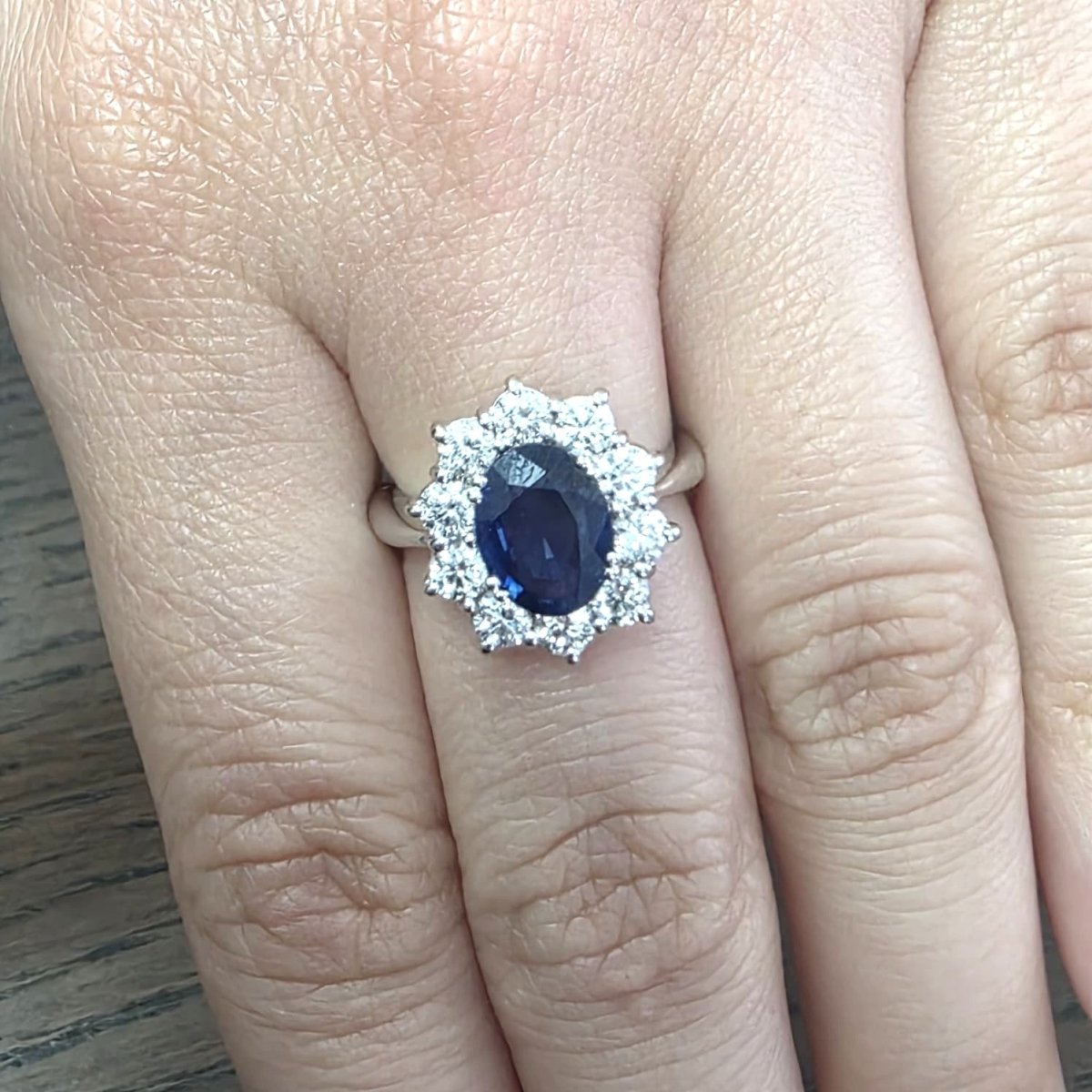 Bague Marguerite en or blanc, saphir et diamants - Castafiore