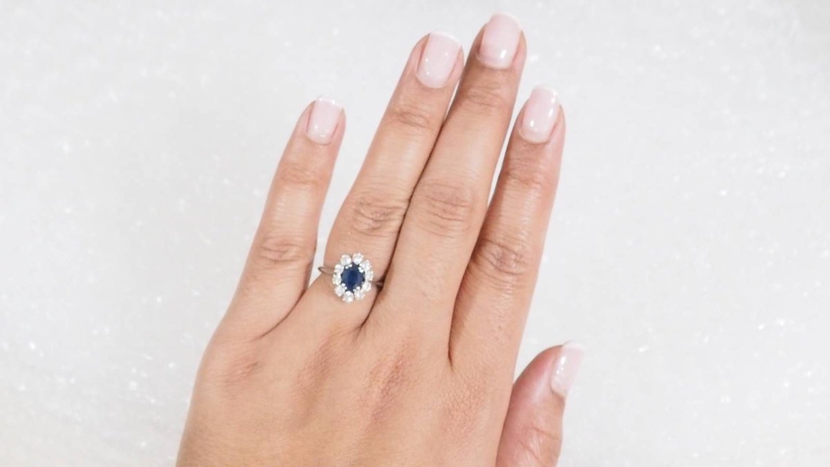 Bague marguerite en or blanc, saphir ovale et diamants - Castafiore