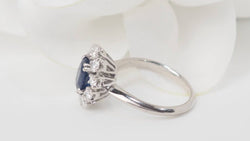 Bague marguerite en or blanc, saphir ovale et diamants - Castafiore