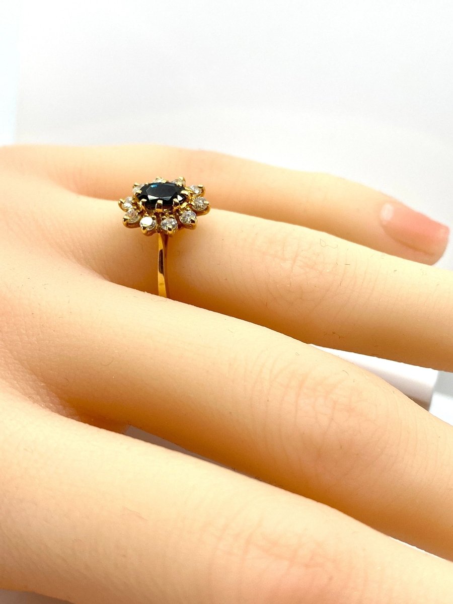 Bague marguerite en or jaune 18 carats, saphir et diamants - Castafiore