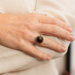 Bague Marguerite en or jaune, argent, grenat et diamants