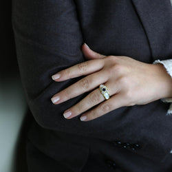 Bague Marguerite en or jaune, nacre, saphir et diamants - Castafiore