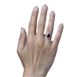 Bague Marguerite en or jaune, platine, grenat et diamants - Castafiore
