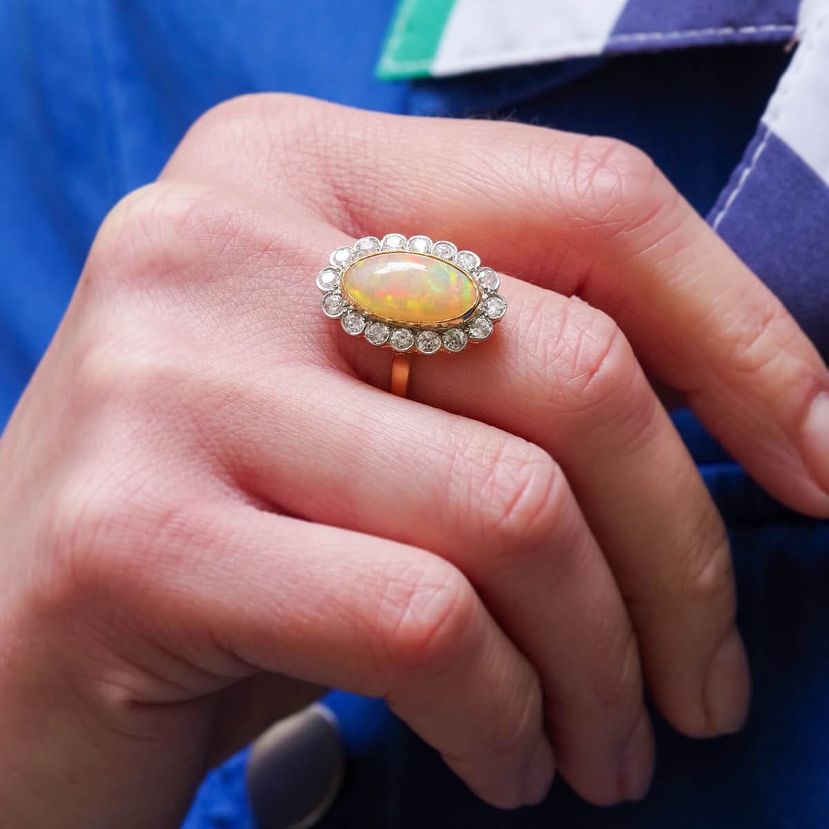 Bague Marguerite en or jaune, platine, opale et diamants - Castafiore