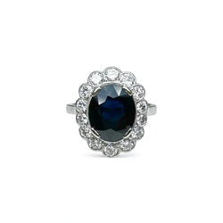 Bague marguerite en platine centrée d’un saphir entouré de diamants. - Castafiore