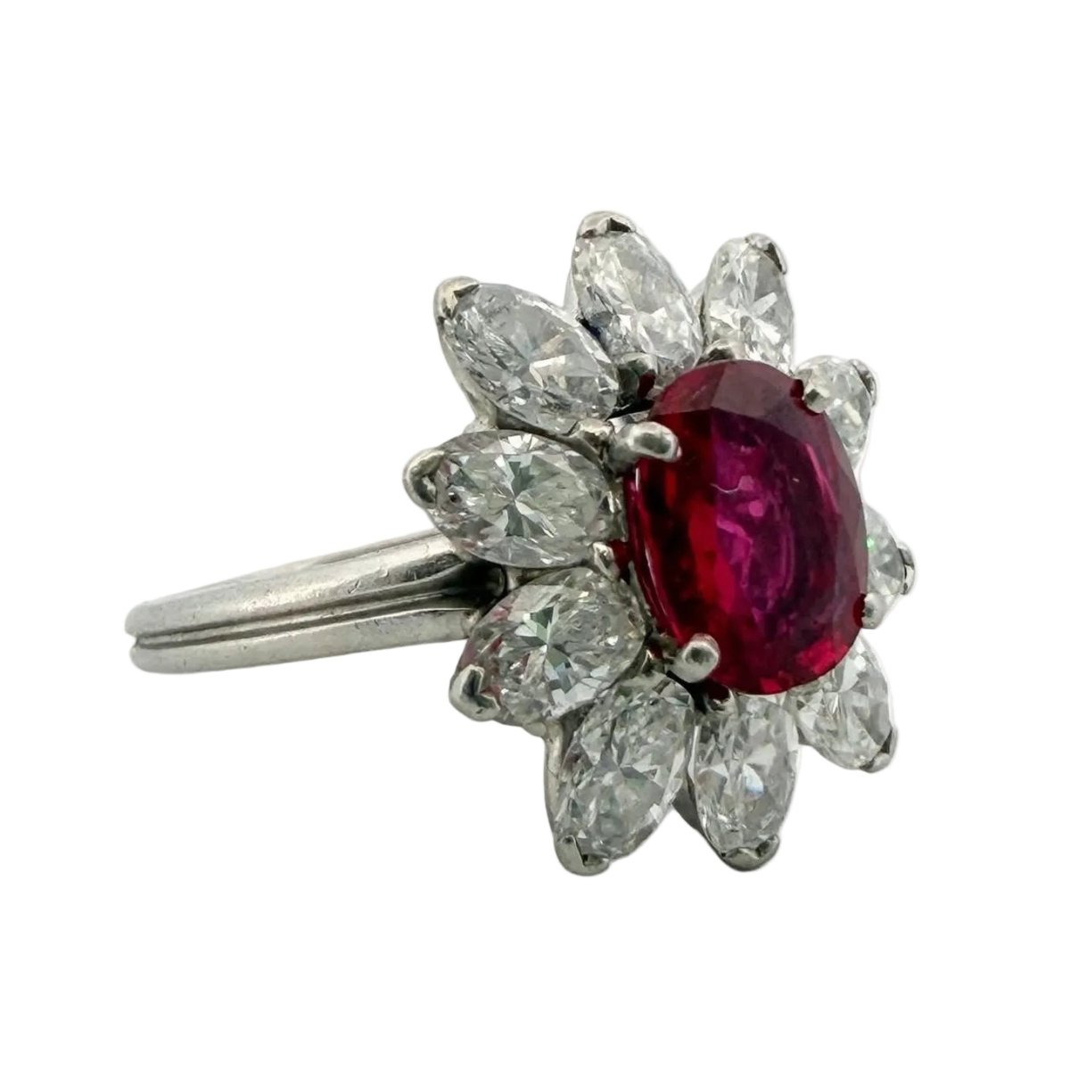Bague Marguerite en platine, rubis et diamants - Castafiore