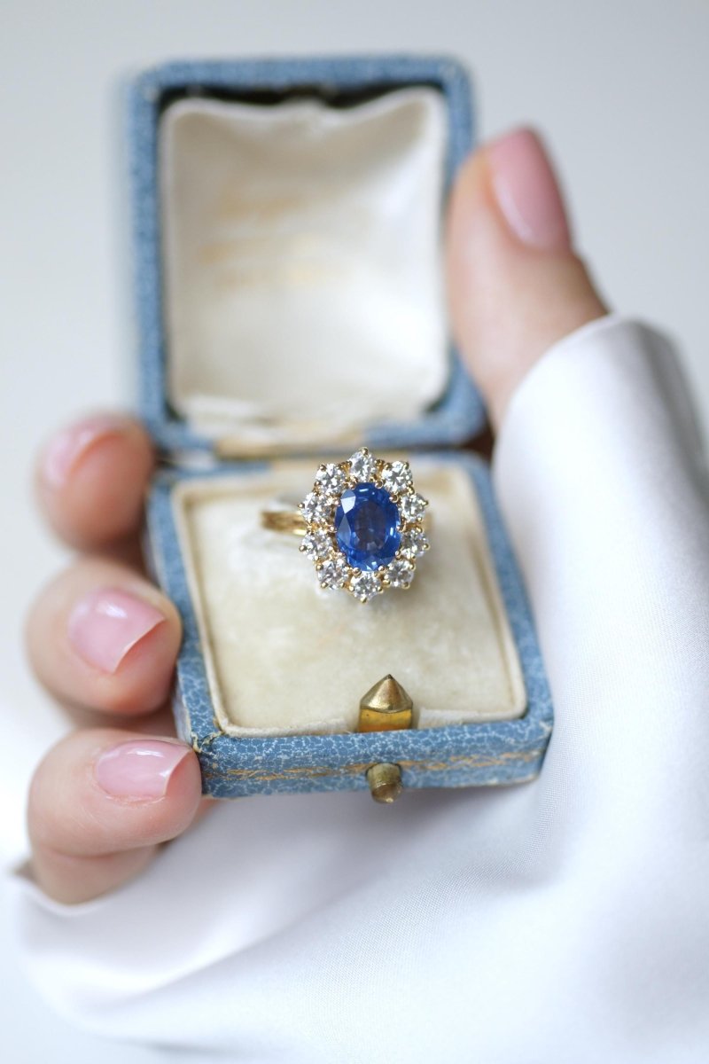 Bague Marguerite Saphir Ceylan 1.70 Cts et Diamants sur Or jaune - Castafiore