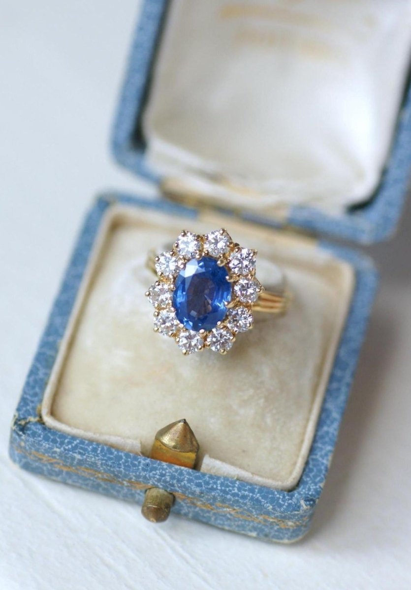Bague Marguerite Saphir Ceylan 1.70 Cts et Diamants sur Or jaune - Castafiore