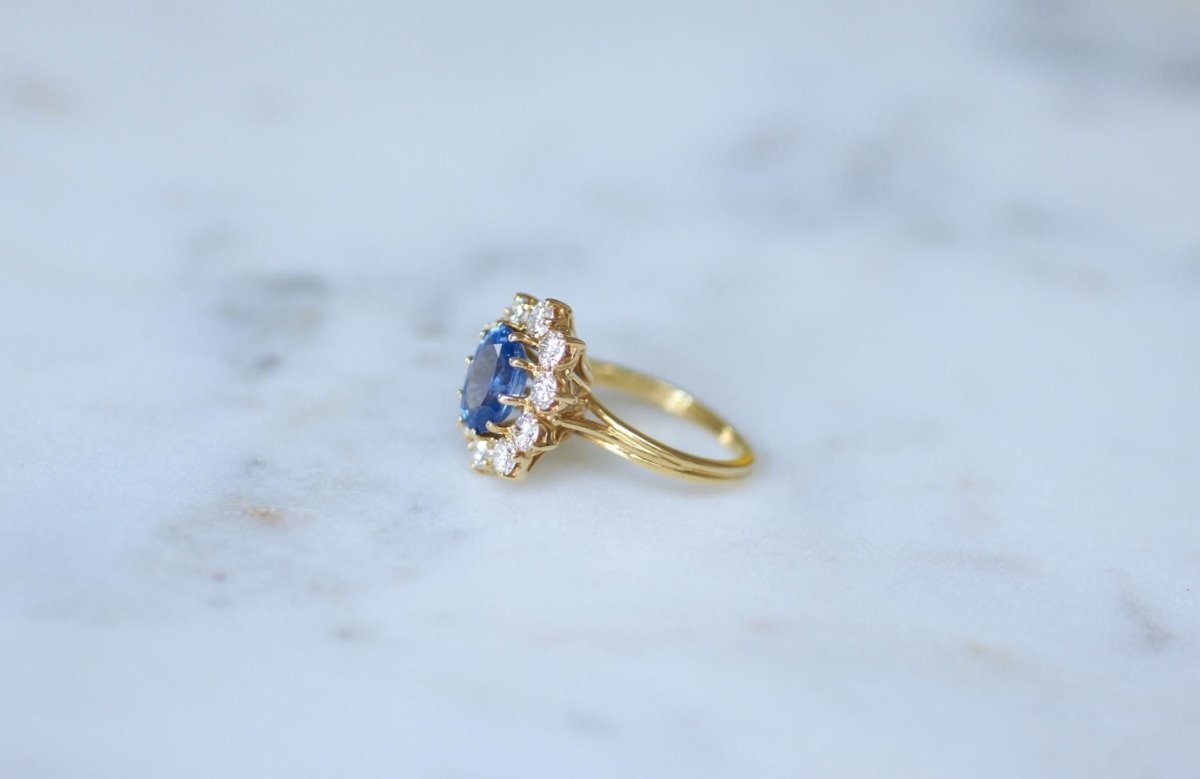 Bague Marguerite Saphir Ceylan 1.70 Cts et Diamants sur Or jaune - Castafiore