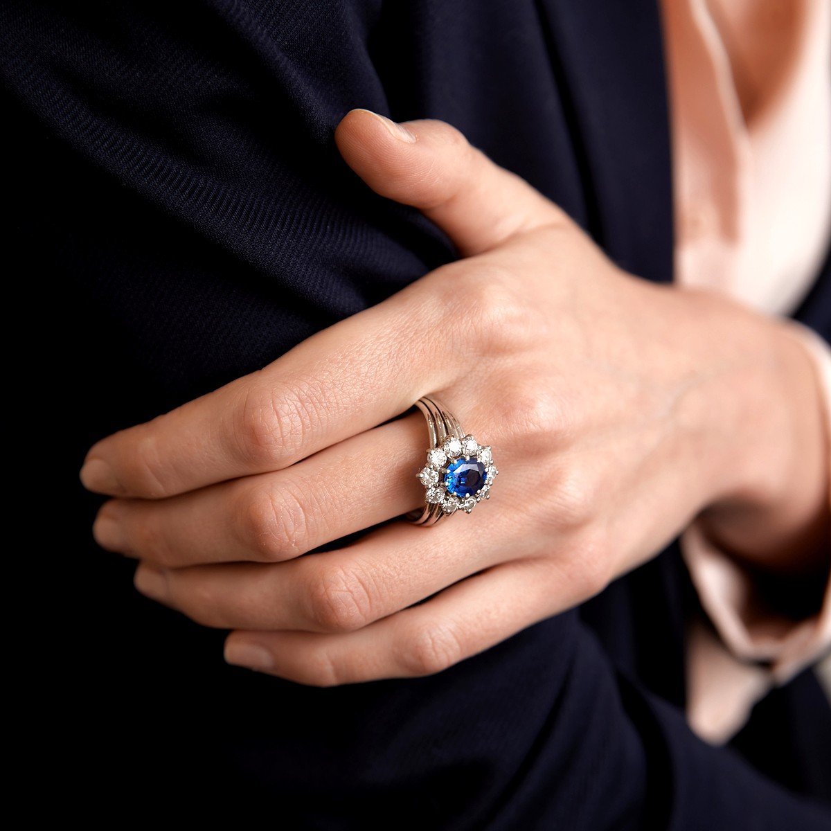 Bague MARGUERITE Saphir Ceylan intense en platine et diamants - Castafiore