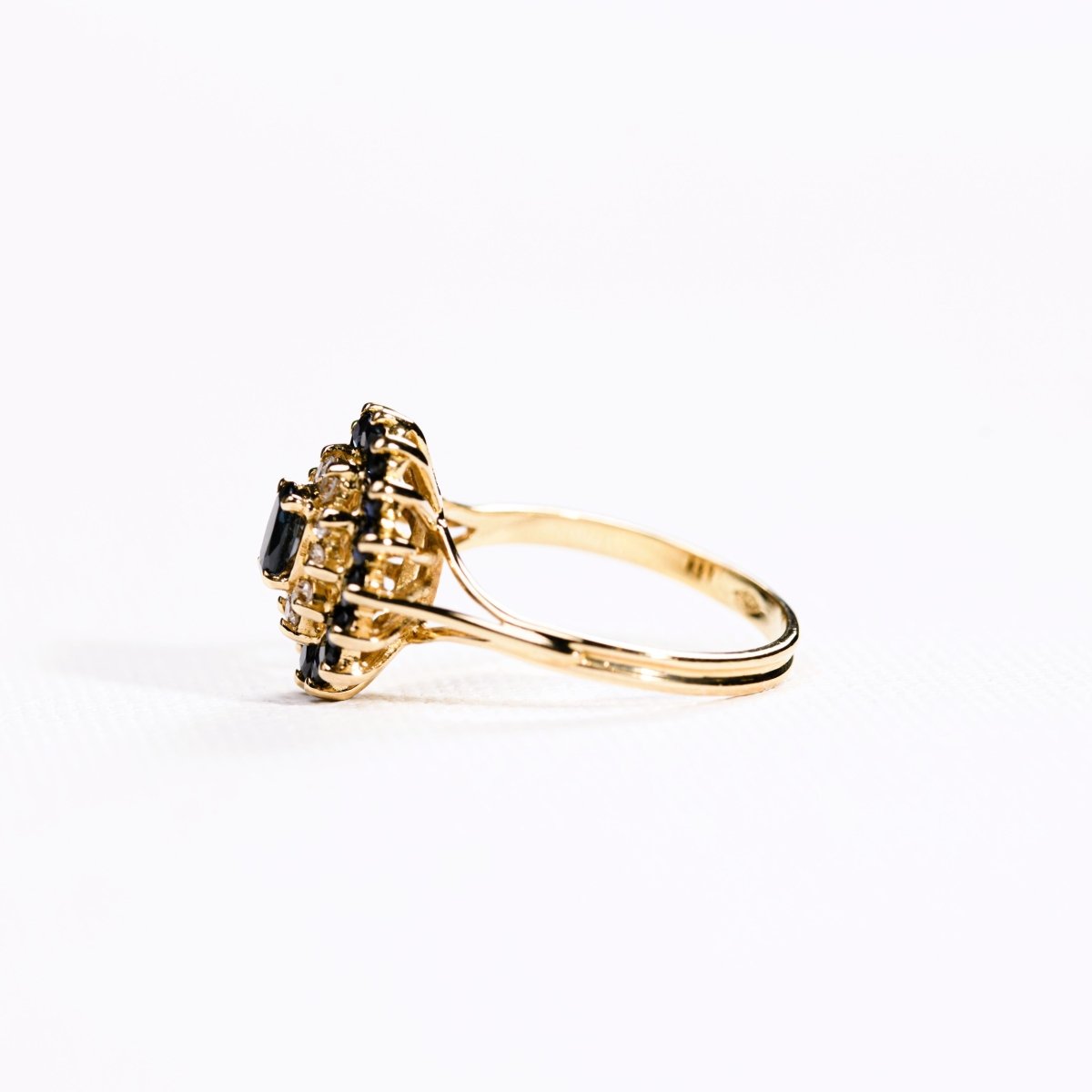 Bague marguerite saphir pavage diamants et saphirs en or jaune - Castafiore