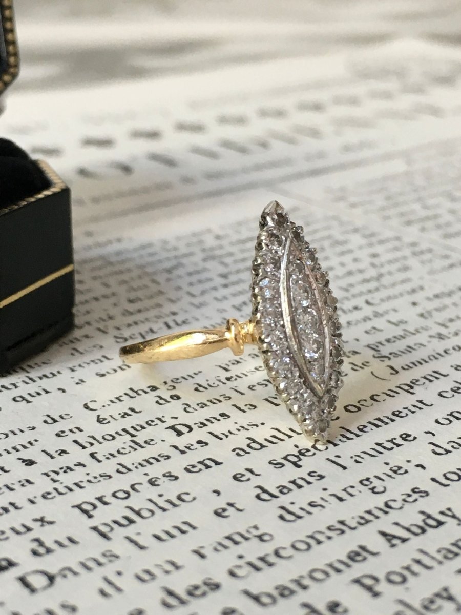 Bague Marquise en or blanc, or jaune et diamants - Castafiore