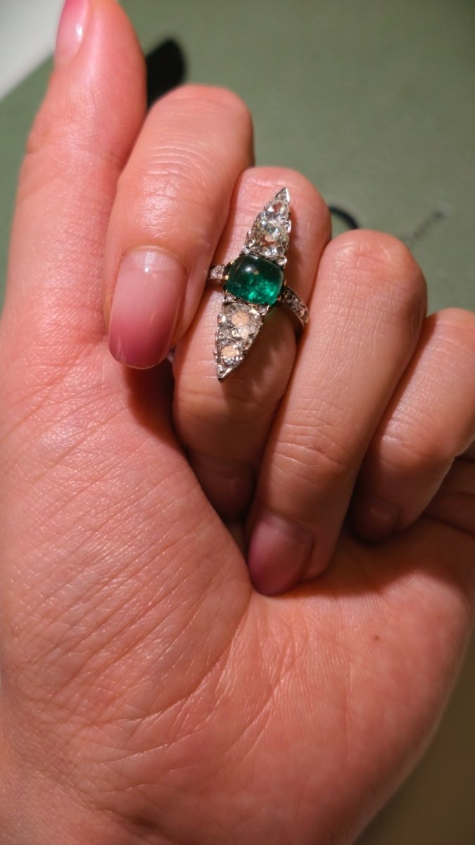Bague Marquise en or jaune, platine, émeraude et diamants - Castafiore