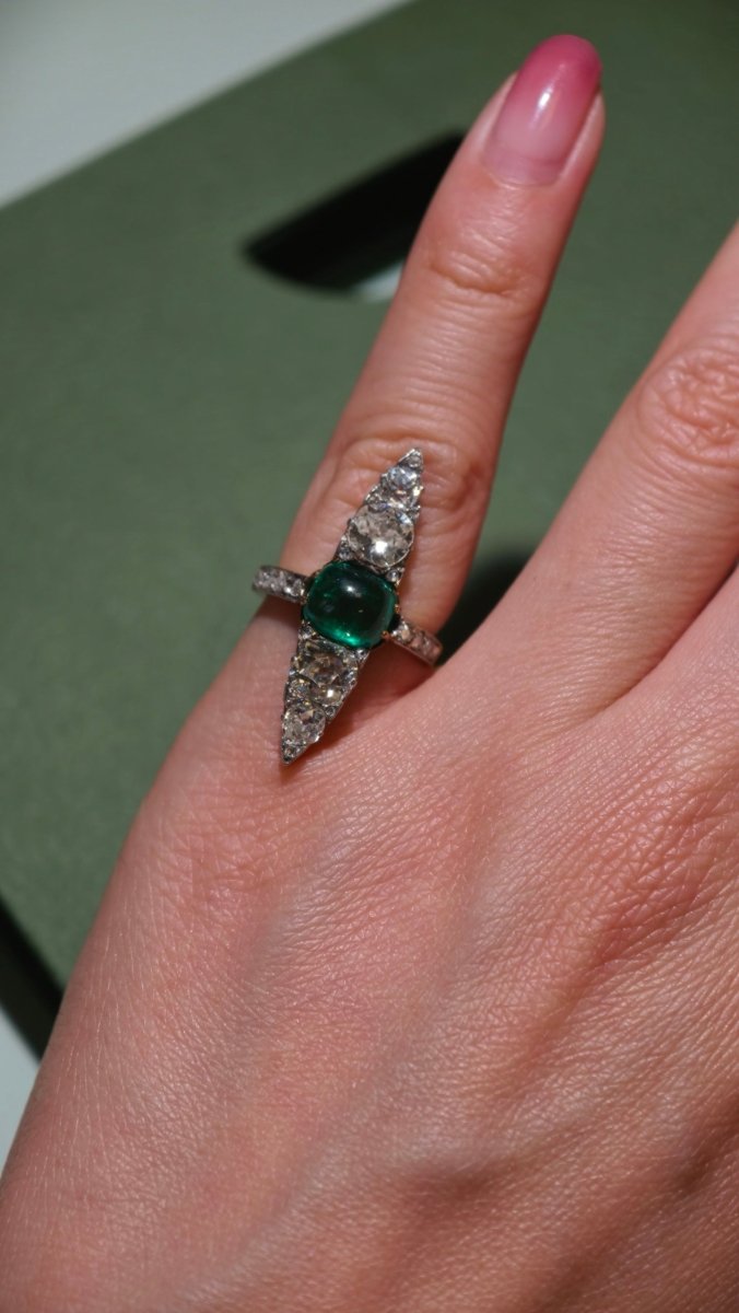 Bague Marquise en or jaune, platine, émeraude et diamants - Castafiore
