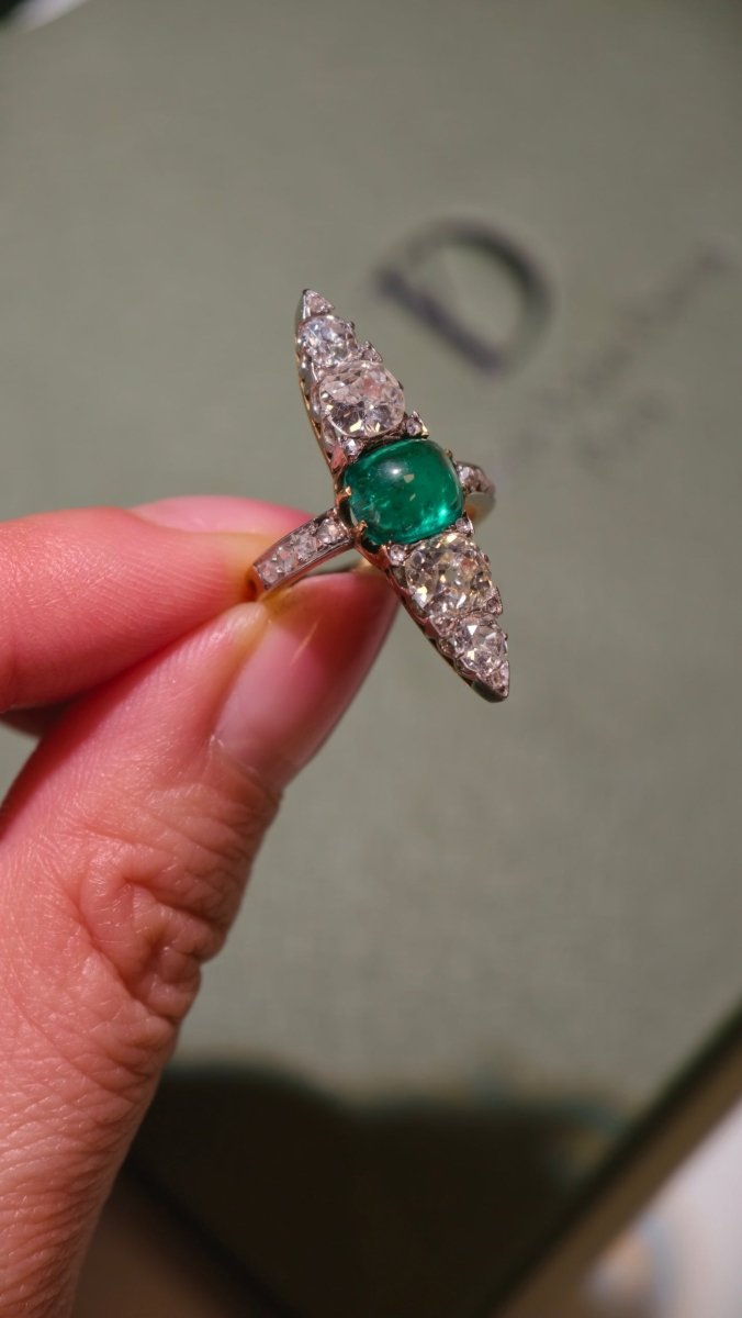 Bague Marquise en or jaune, platine, émeraude et diamants - Castafiore