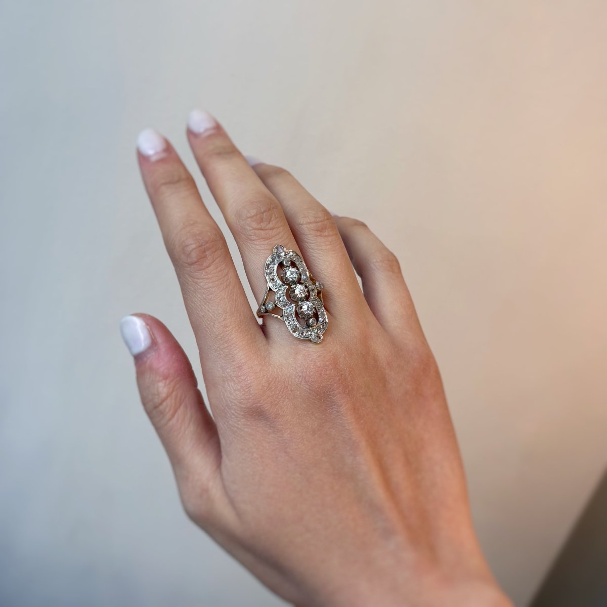 Bague Marquise en or jaune, platine, et diamants - Castafiore