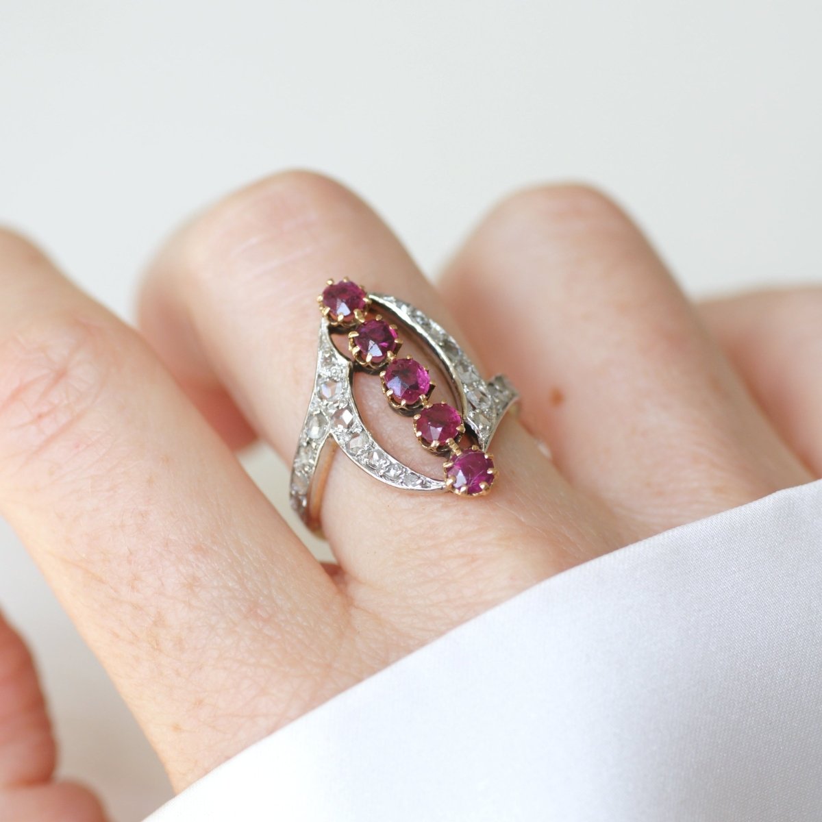 Bague Marquise en or jaune, platine, rubis et diamants - Castafiore