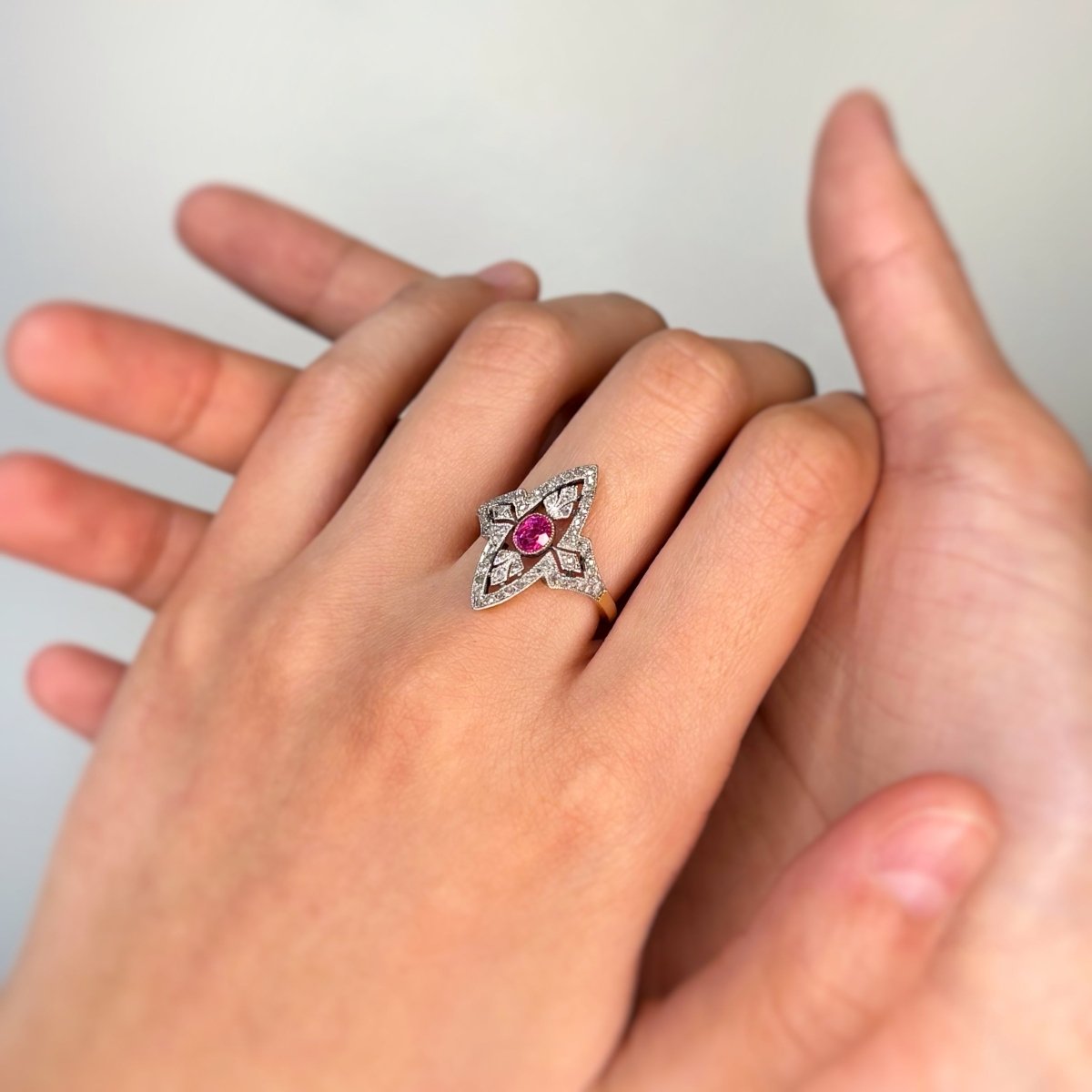 Bague Marquise en or jaune, platine, saphir et diamants - Castafiore