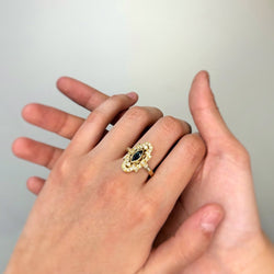 Bague Marquise en or jaune, saphir, et diamants - Castafiore
