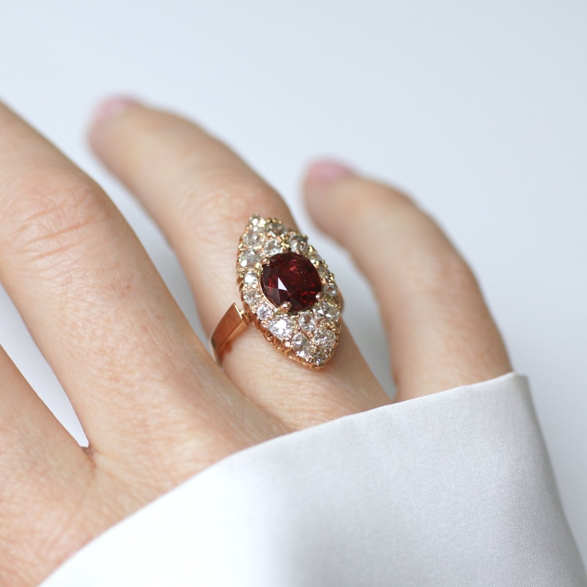 Bague Marquise en or rose, spinelle et diamants - Castafiore