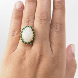 Bague ovale en or jaune, opale cabochon et émeraudes - Castafiore
