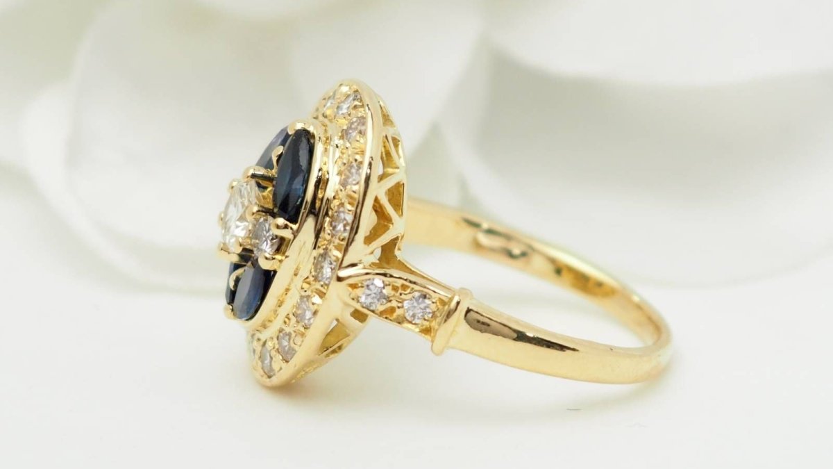 Bague ovale en or jaune, saphirs navette et diamants - Castafiore