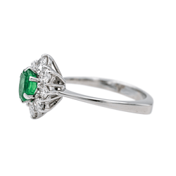 Bague Pomadour en or blanc, émeraude et diamants - Castafiore