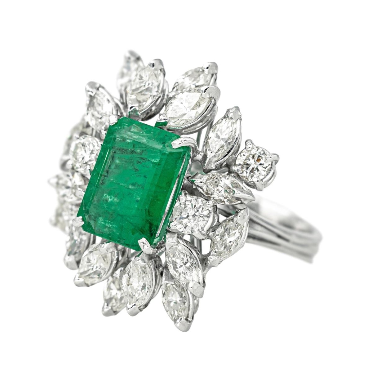 Bague Pompadour en or blanc, émeraude et diamants - Castafiore