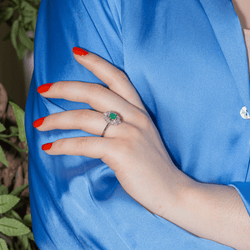 Bague Pompadour en or blanc, émeraude et diamants - Castafiore