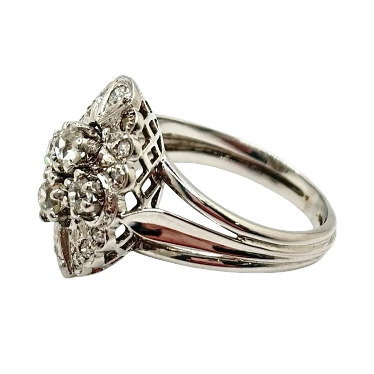Bague Pompadour en or blanc et diamants - Castafiore