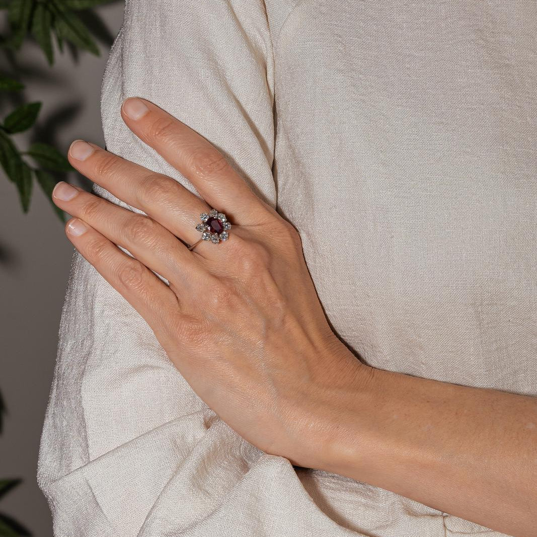 Bague Pompadour en or blanc, rubis et diamants - Castafiore