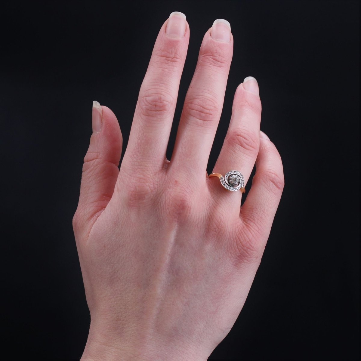 Bague Pompadour en or jaune, platine et diamants - Castafiore