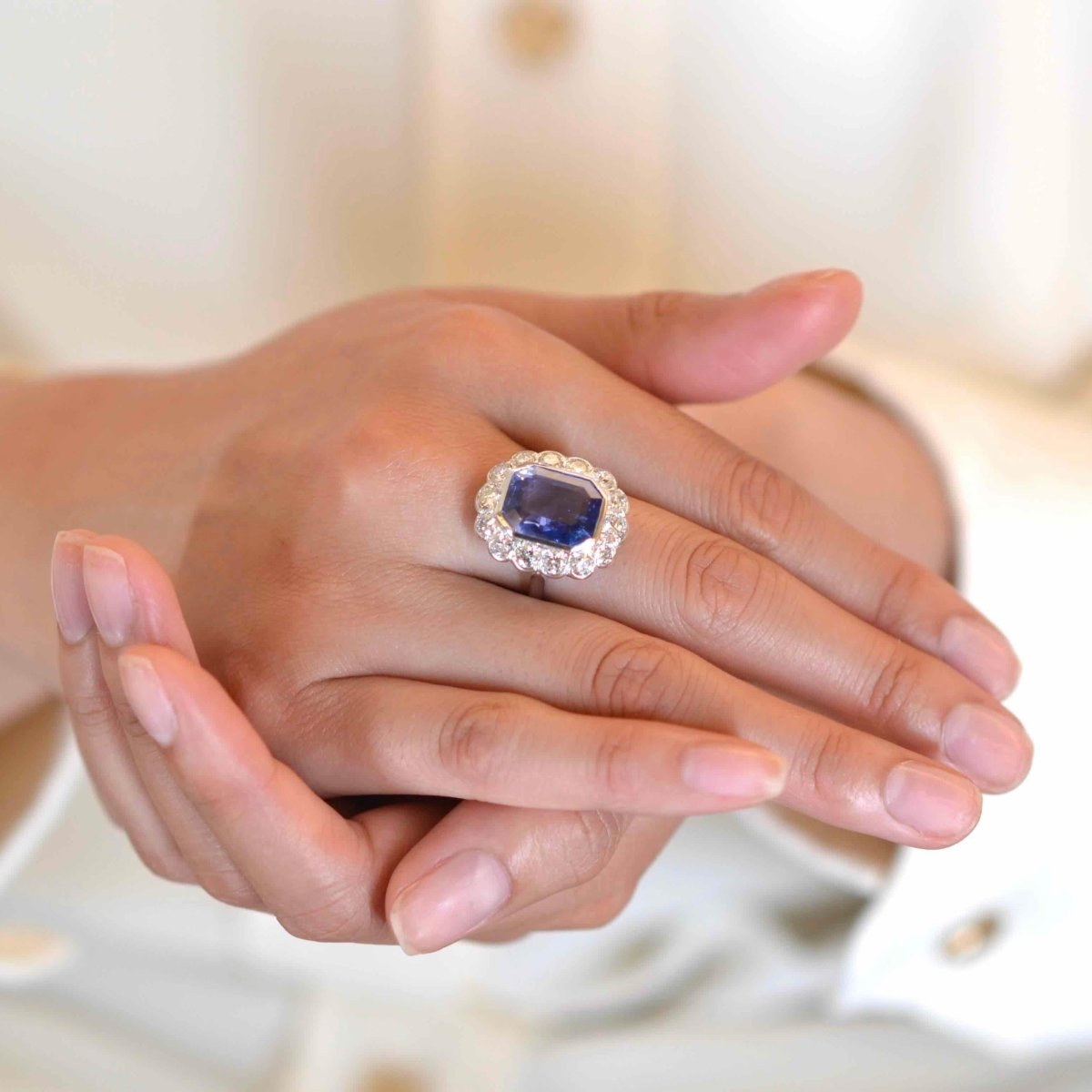 Bague Pompadour en platine, saphir et diamants - Castafiore