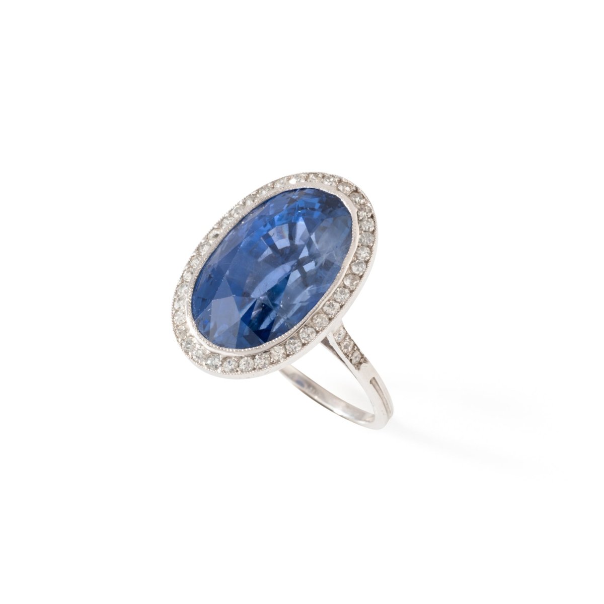 Bague Pompadour en platine, saphir et diamants - Castafiore
