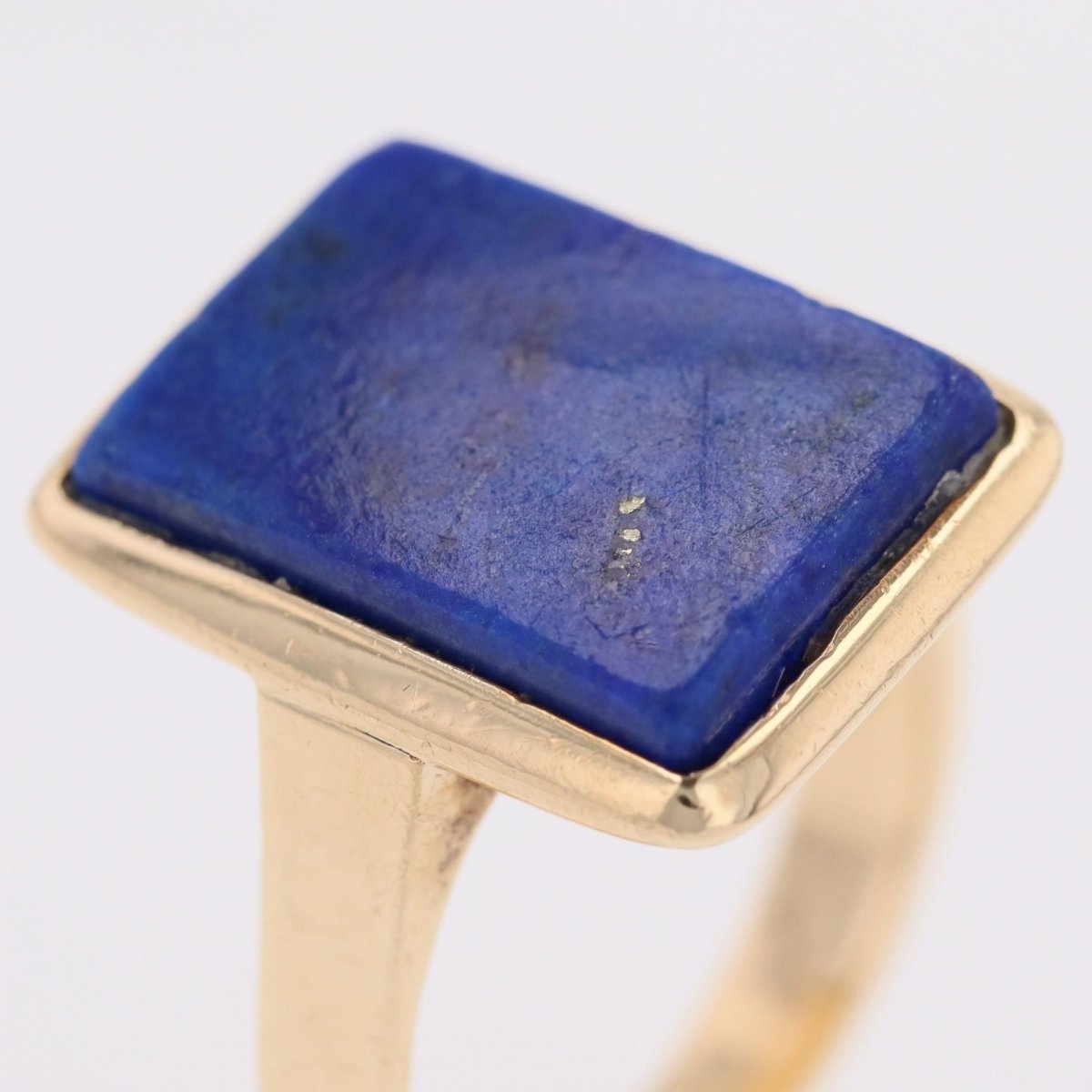 Bague rectangulaire en or jaune et lapis lazuli - Castafiore