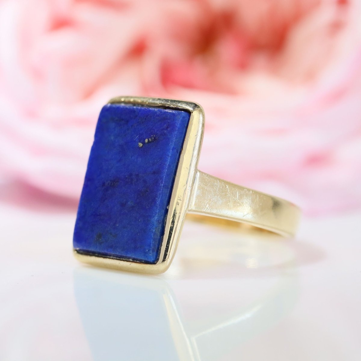 Bague rectangulaire en or jaune et lapis lazuli - Castafiore