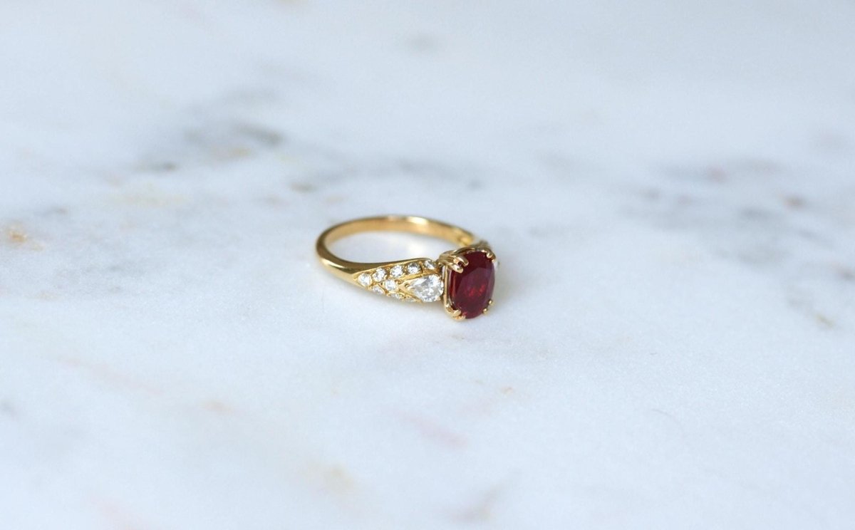 Bague Rubis 1.85 Cts et Diamant Poire sur Or jaune - Castafiore